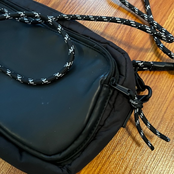 Thirtyone All Zipped up Cross Body in black - Picture 6 of 7